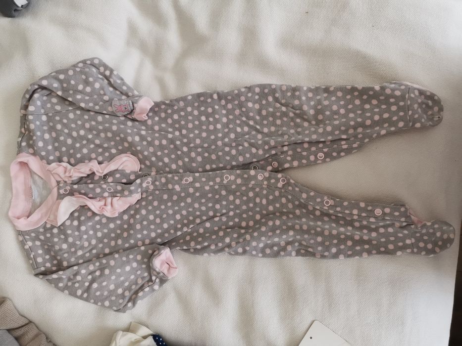 Piżamka pudrowy róż szara 80cm rampers pajac