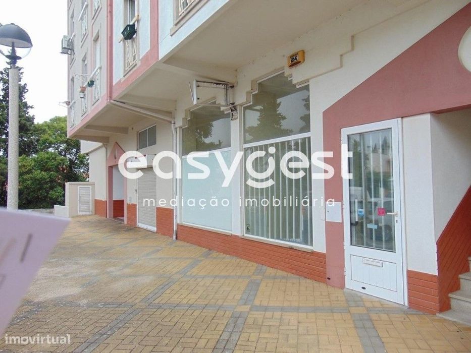 Estabelecimento comercial de 2 pisos com vários gabinetes.