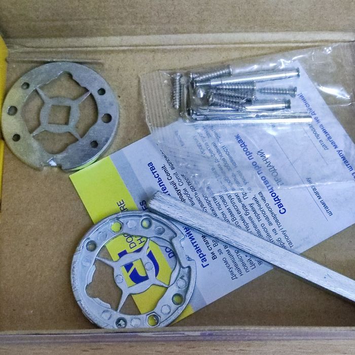 Ручки на розетте межкомнатные COMIT Kubic A тонкая розетта 6 мм хром