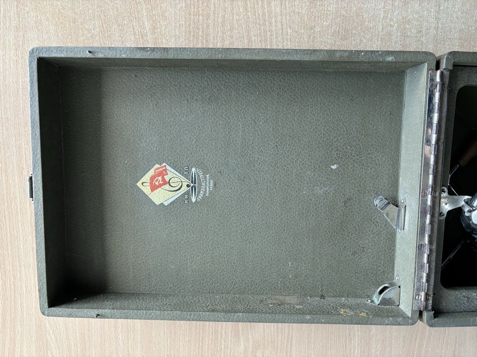 старовинний портативний грамофон-чемодан