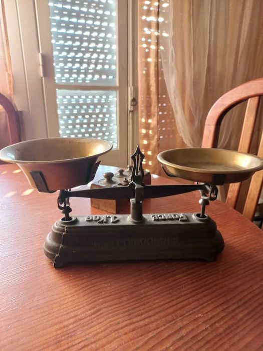 Balança antiga com cepo de pesos