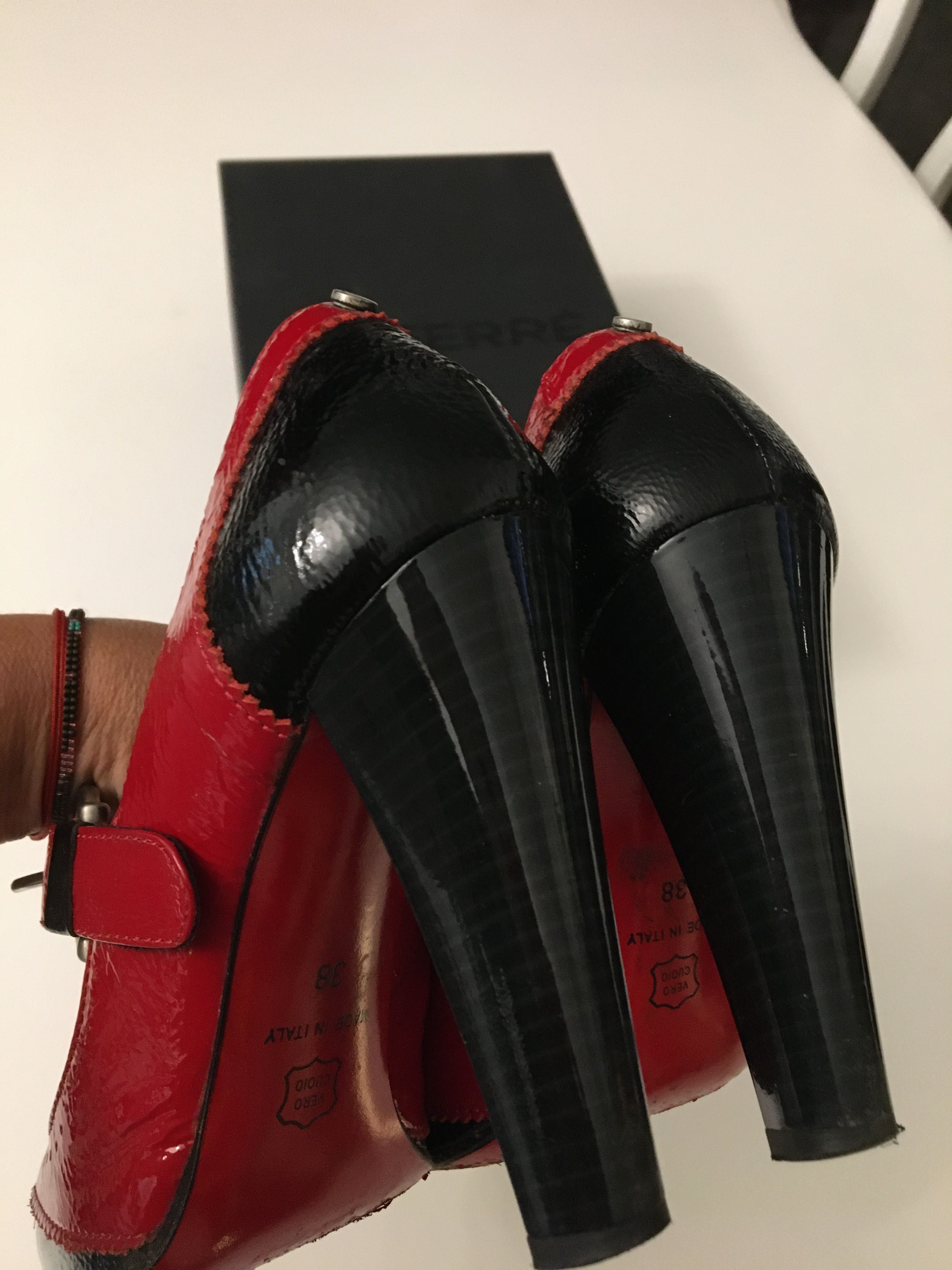 GF Ferre piękne buty ba obcasie, lakierki. Czerwono-czarne