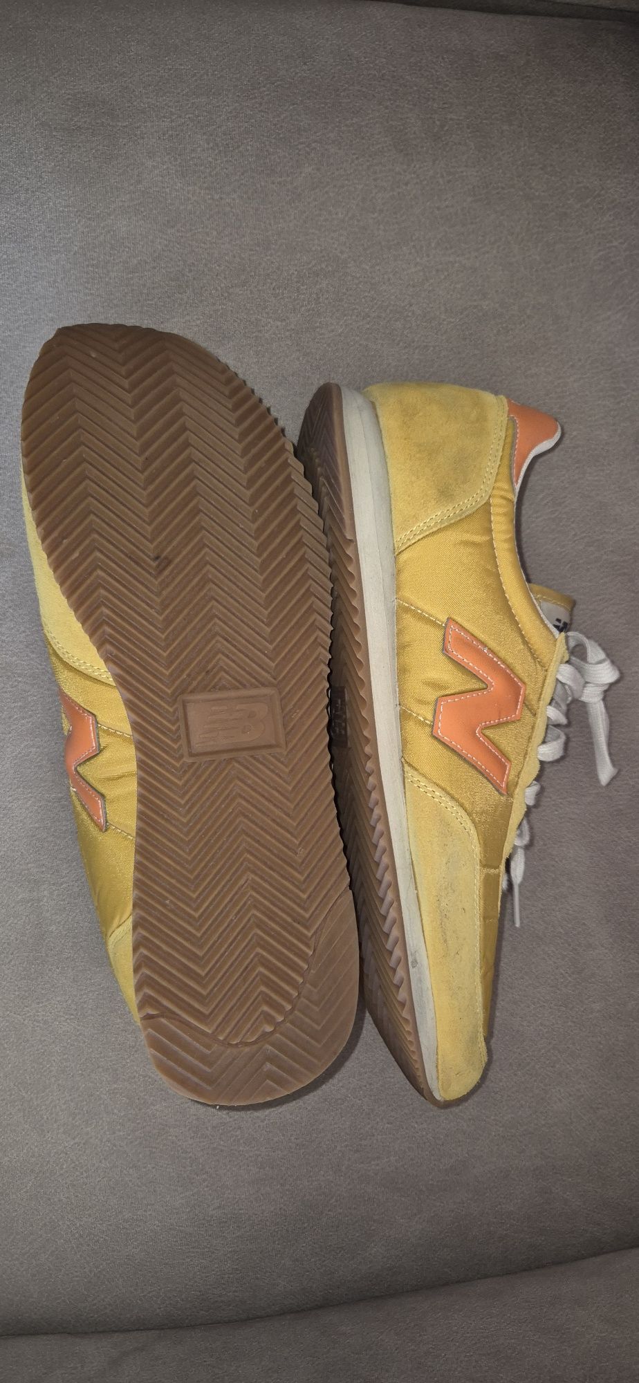 Tenis New Balance modelo 720 amarelos e simbolo laranja