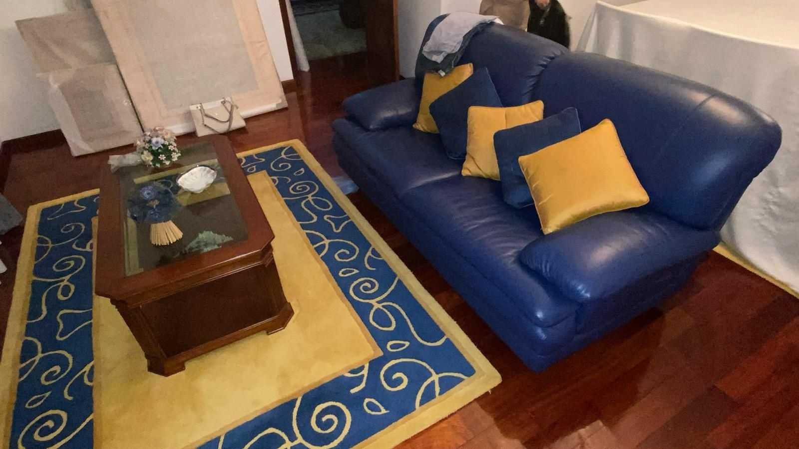 Sofá em pele azul