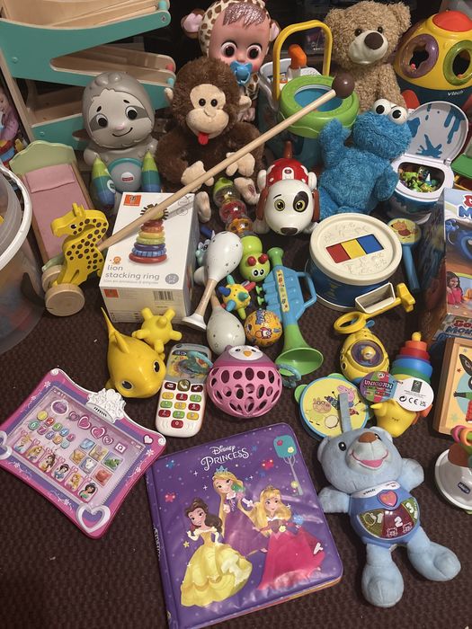 крупный план разбросанных детских игрушек.