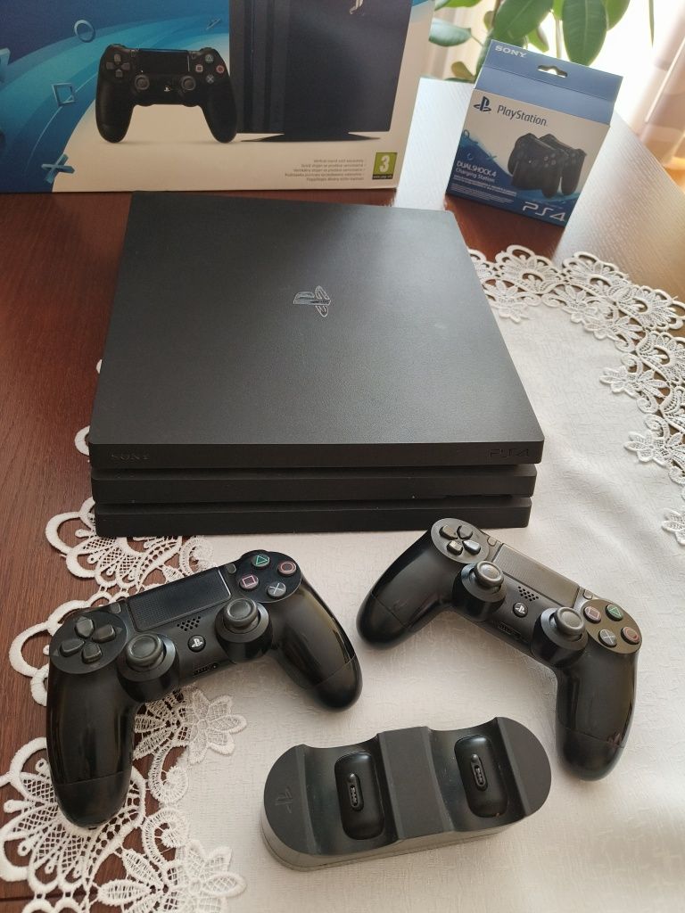 Play Station 4 Pro PS4 PRO + 2 Pady Dualshock 4 i Stacja Ładująca