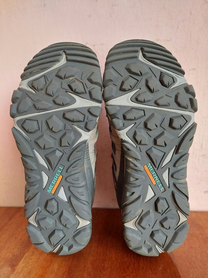 Кроссовки фірми merrell autmost gore tex vibram оригінал

Розмір по бі