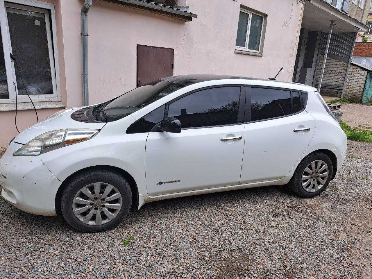 Nissan Leaf продаж