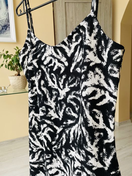 Modna łaciata sukienka na ramiączka Sinsay czarno biała M