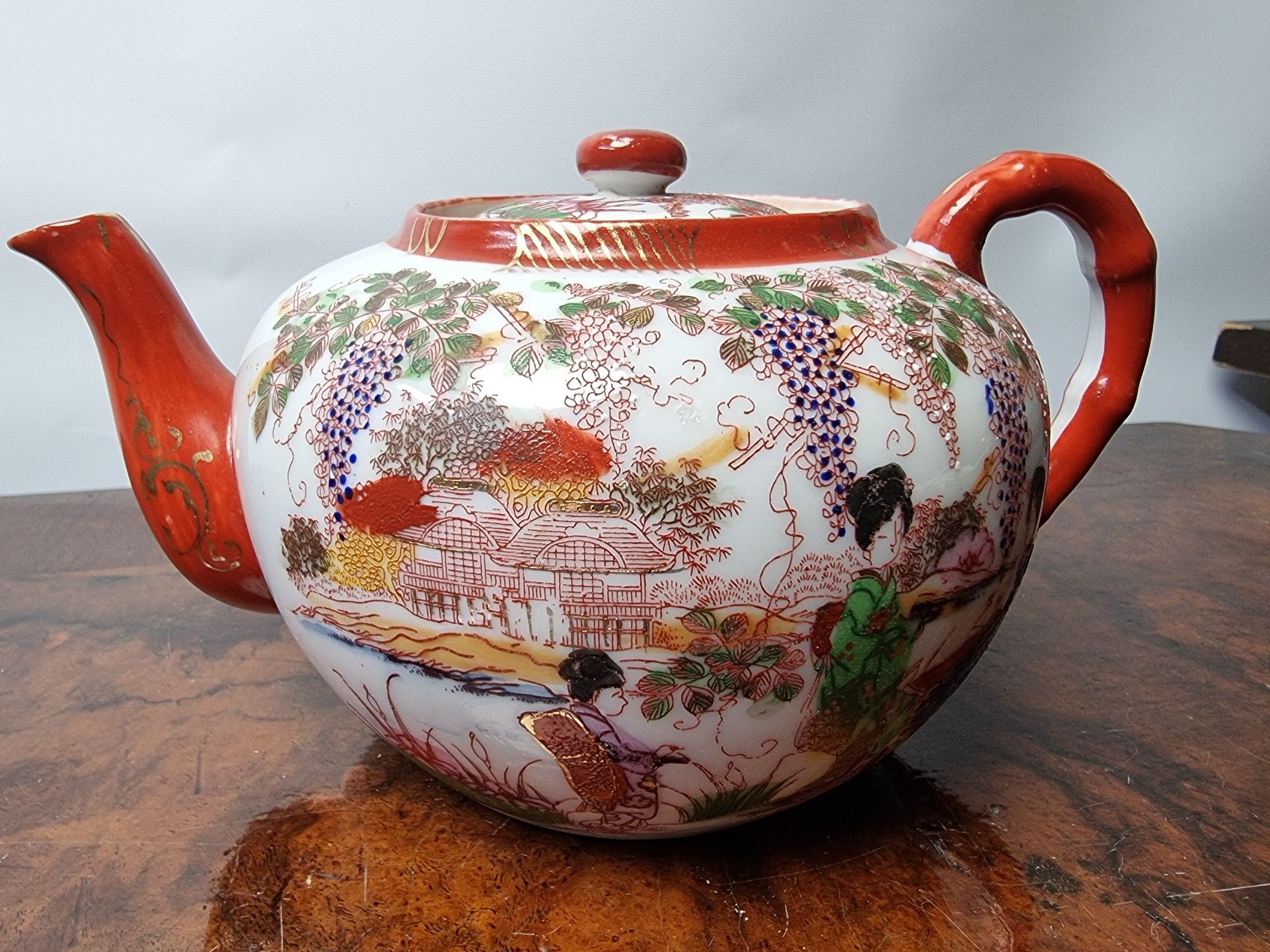 Japoński porcelanowy czajniczek, czajnik, dzbanek zdobiony z sygnaturą