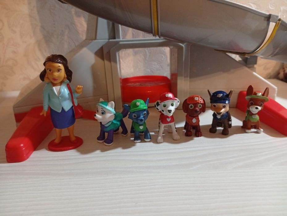 База "Щенячій патруль" з героями