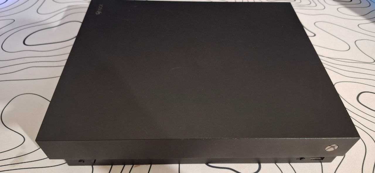 Xbox One X 1Tb +1геймпад