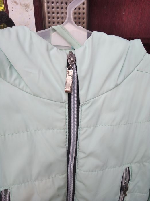 Курточка мятного цвета и жилетка двухсторонняя