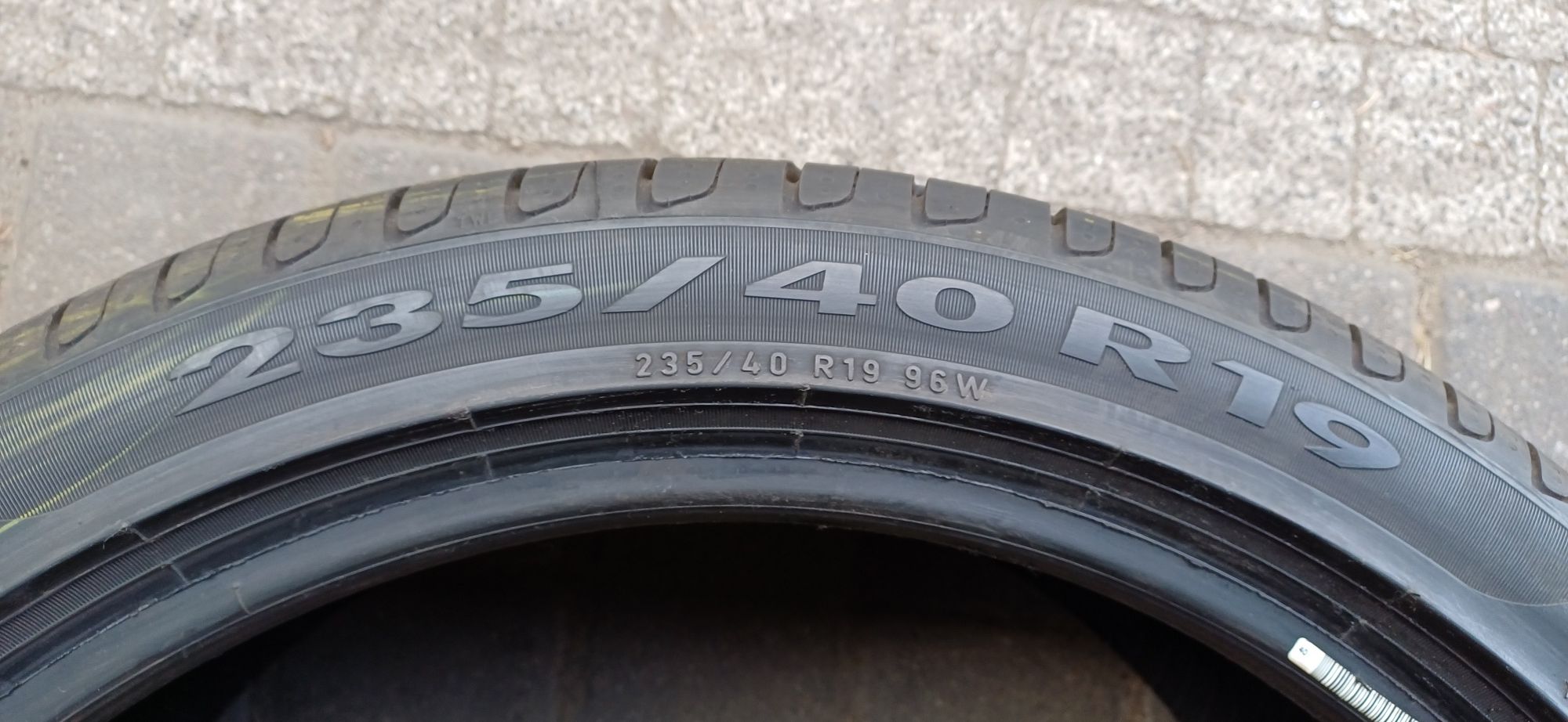 PIRELLI 235/40R19 96W , pojedyńcza opona letnia.