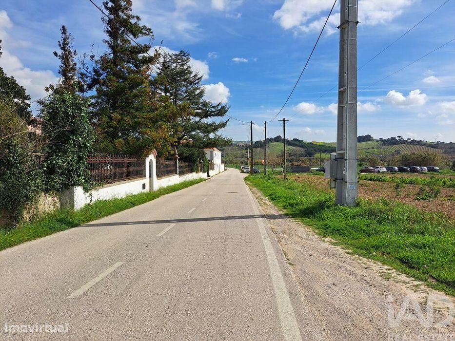 Terreno em Azueira e Sobral da Abelheira de 21437,00 m2