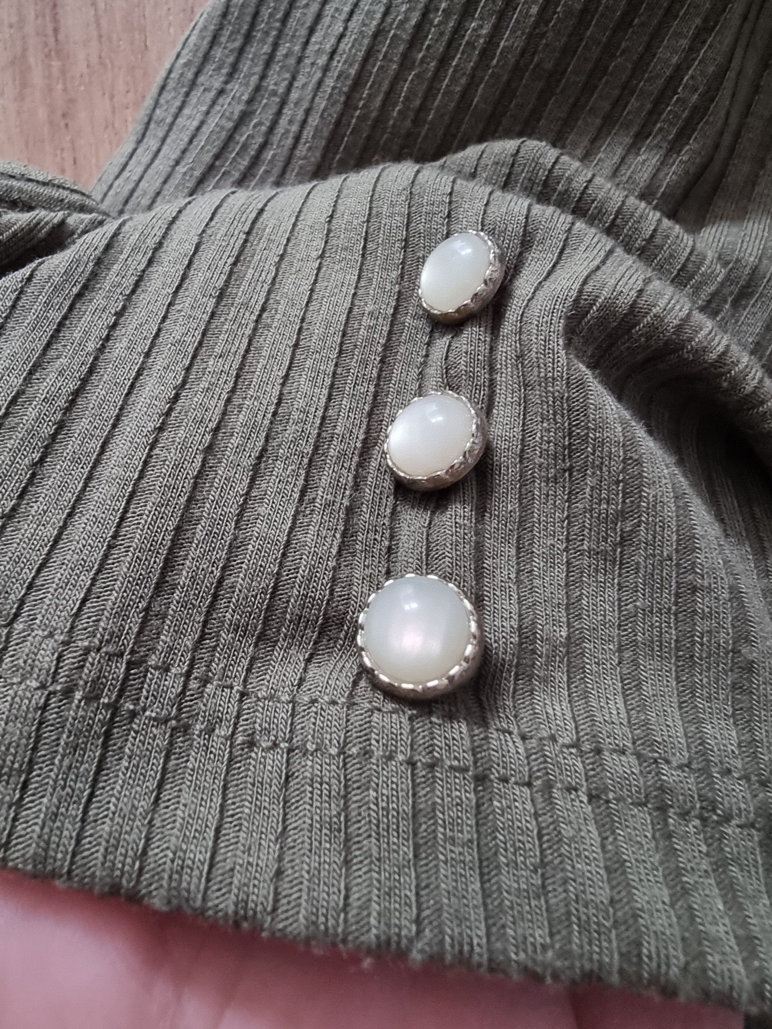Oliwkowa bluzka prążkowana z guzikami Orsay M