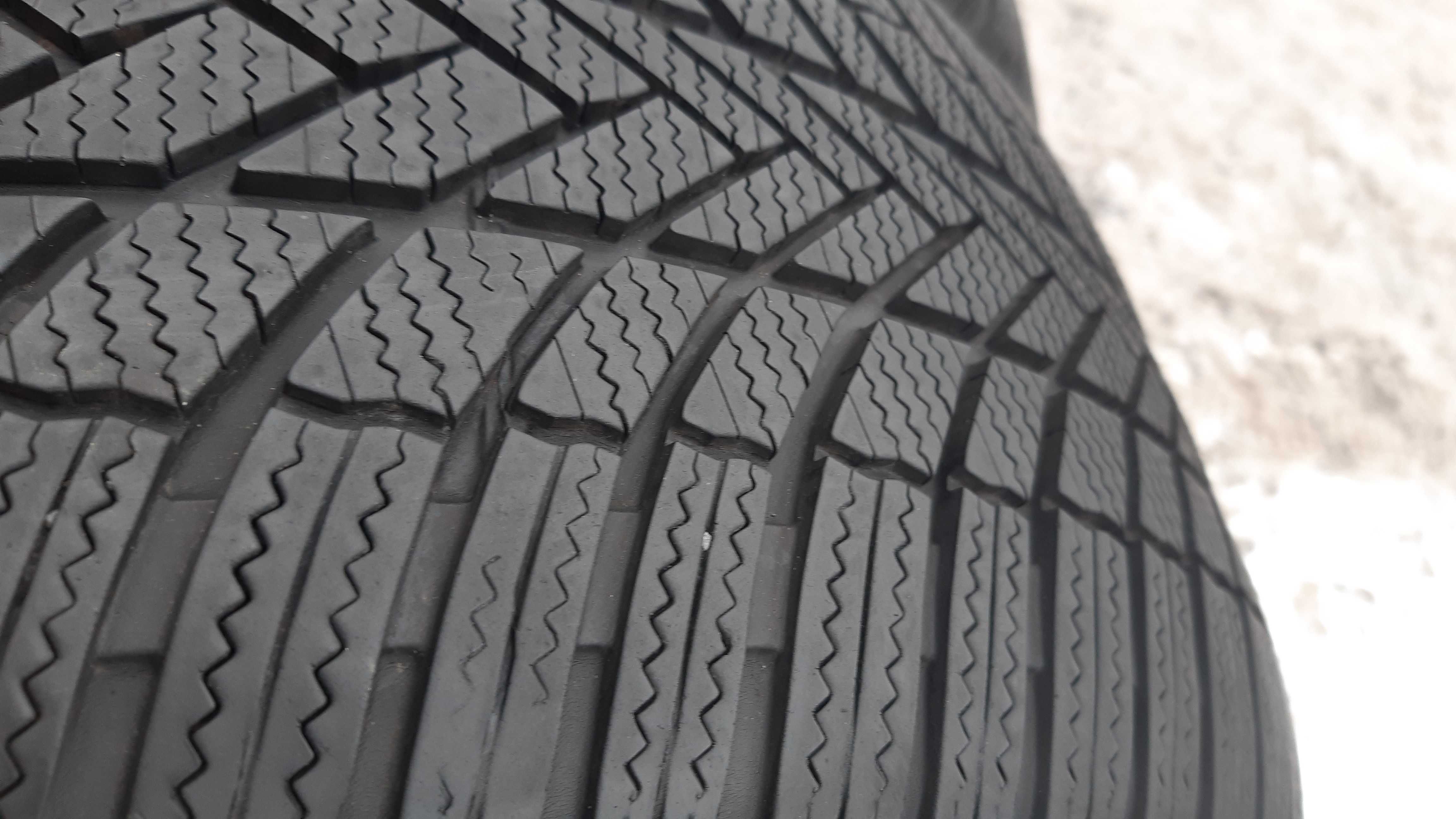 Opony zimowe 245.45.18 Bridgestone 2022 rok TOP-CAR