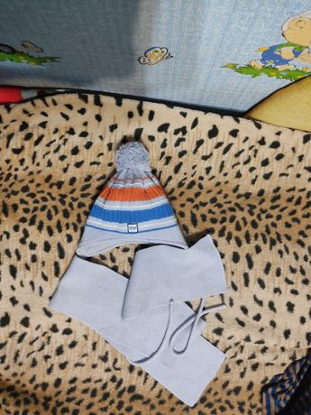 Зимние шапка и шарф на ребенка 1-3 лет. Цена 300р.