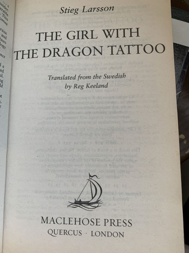 Дівчина з татуюванням дракона англійською