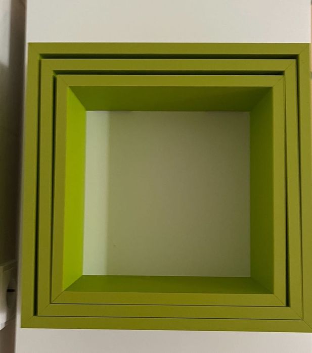 Prateleira/ estante em formato de cubo