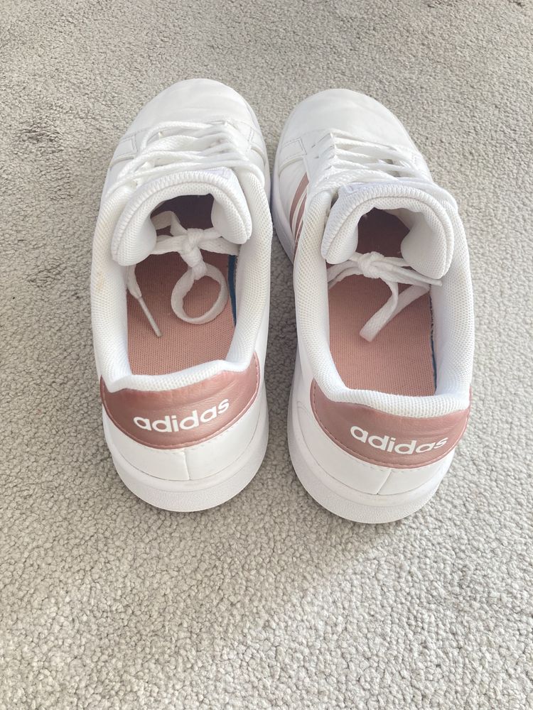 Białe sneakersy Adidas