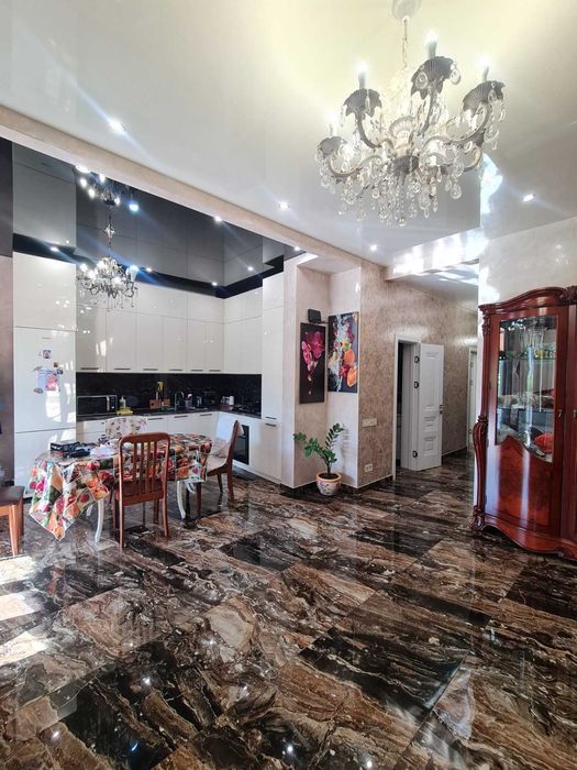 Хозяйский частный дом с гаражом на Таирова Левитана Королева