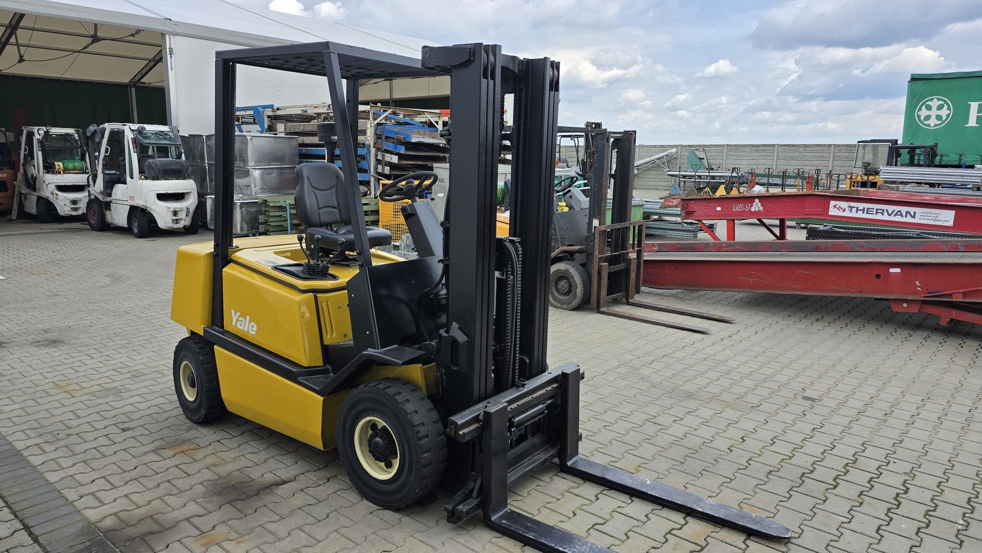 wózek widłowy DIESEL yale GDP25TFE2420 Sprowadzony triplex przesuw