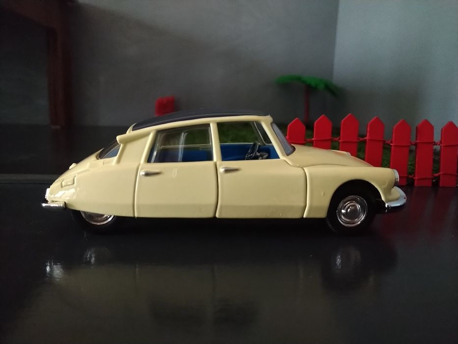 Citroën DS19 - Bburago 1/32