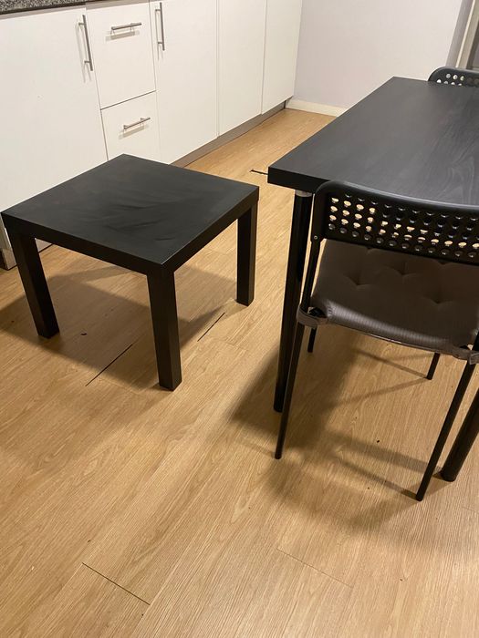 Mesa com duas cadeiras e mesa de apoio