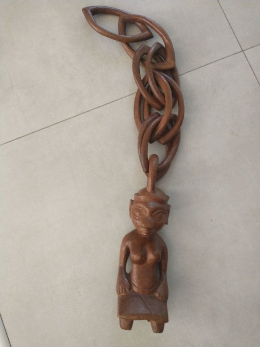Drewniana rzeźba na drewnianym łańcuchu 70 x 10