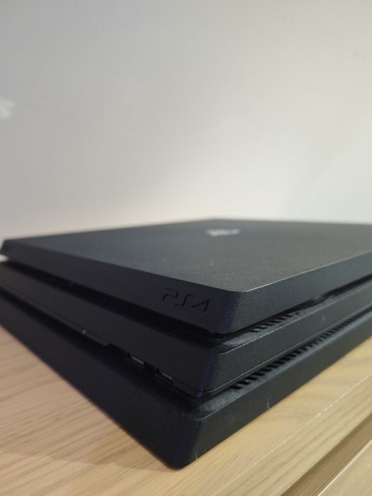 Konsola PlayStation 4 PRO 1TB, 11 Gier, 5 padów, stan idealny jak nowy
