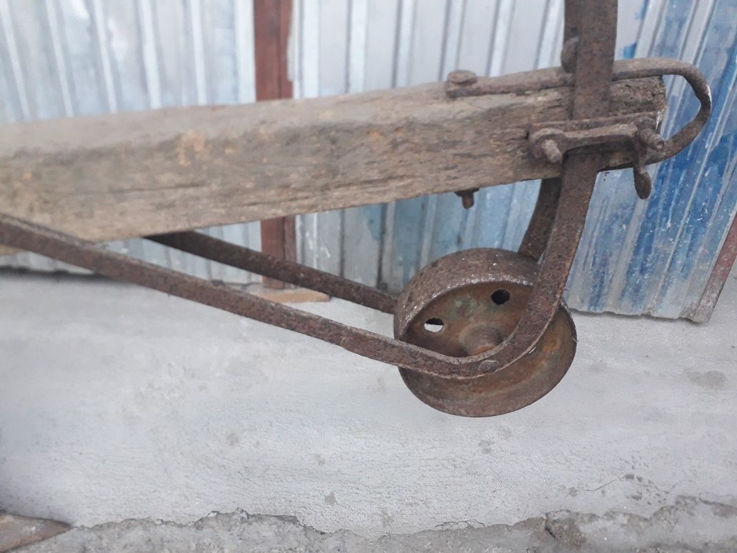 Arado antigo em madeira e ferro
