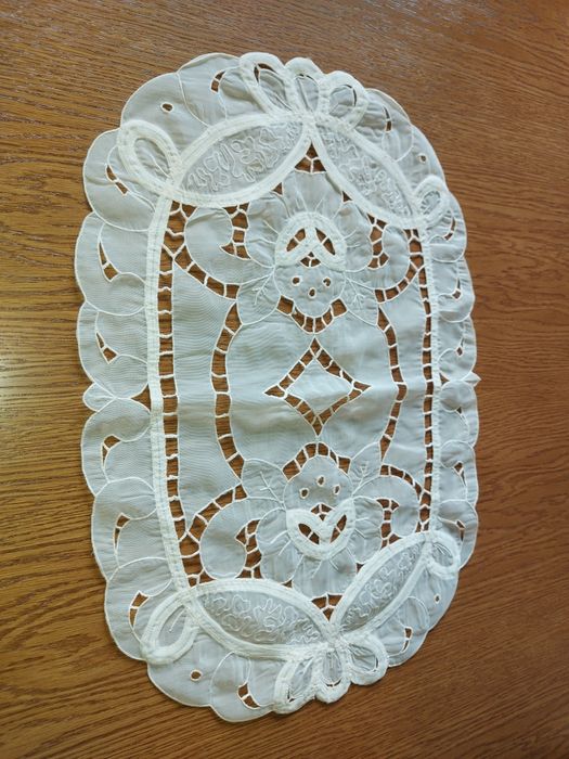 Serwetka z szyfonu z haftami, używana.