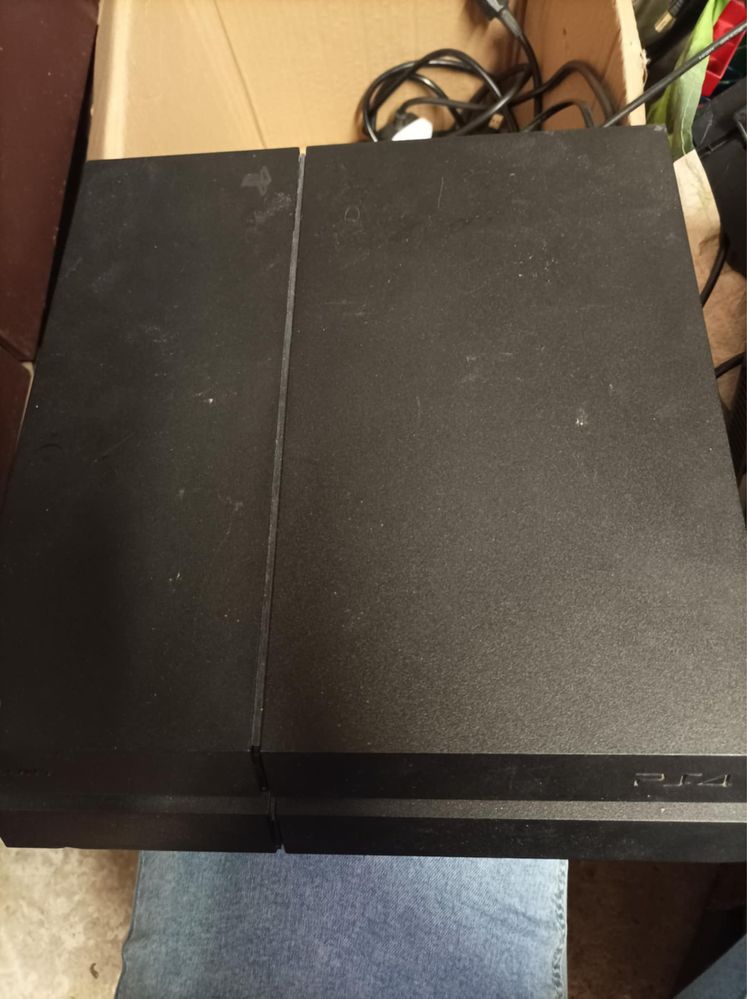 Sprzedam ps4 z padem i gta wraz z padem