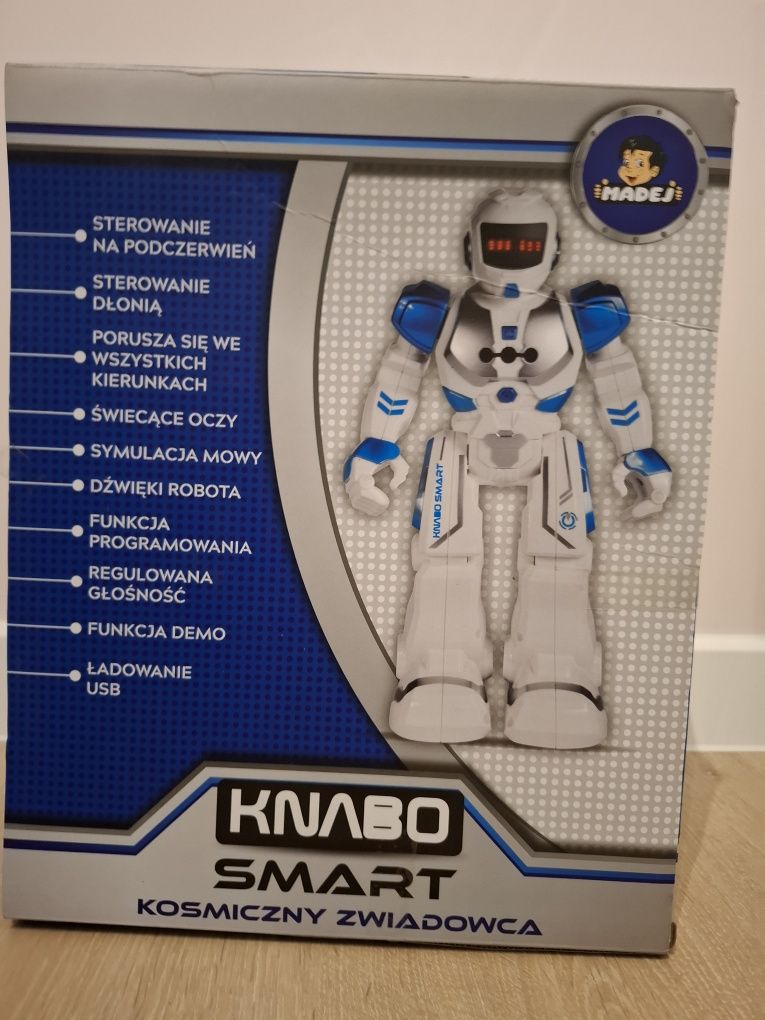 Robot Knabo Smart - interaktywny robot kosmiczny zwiadowca