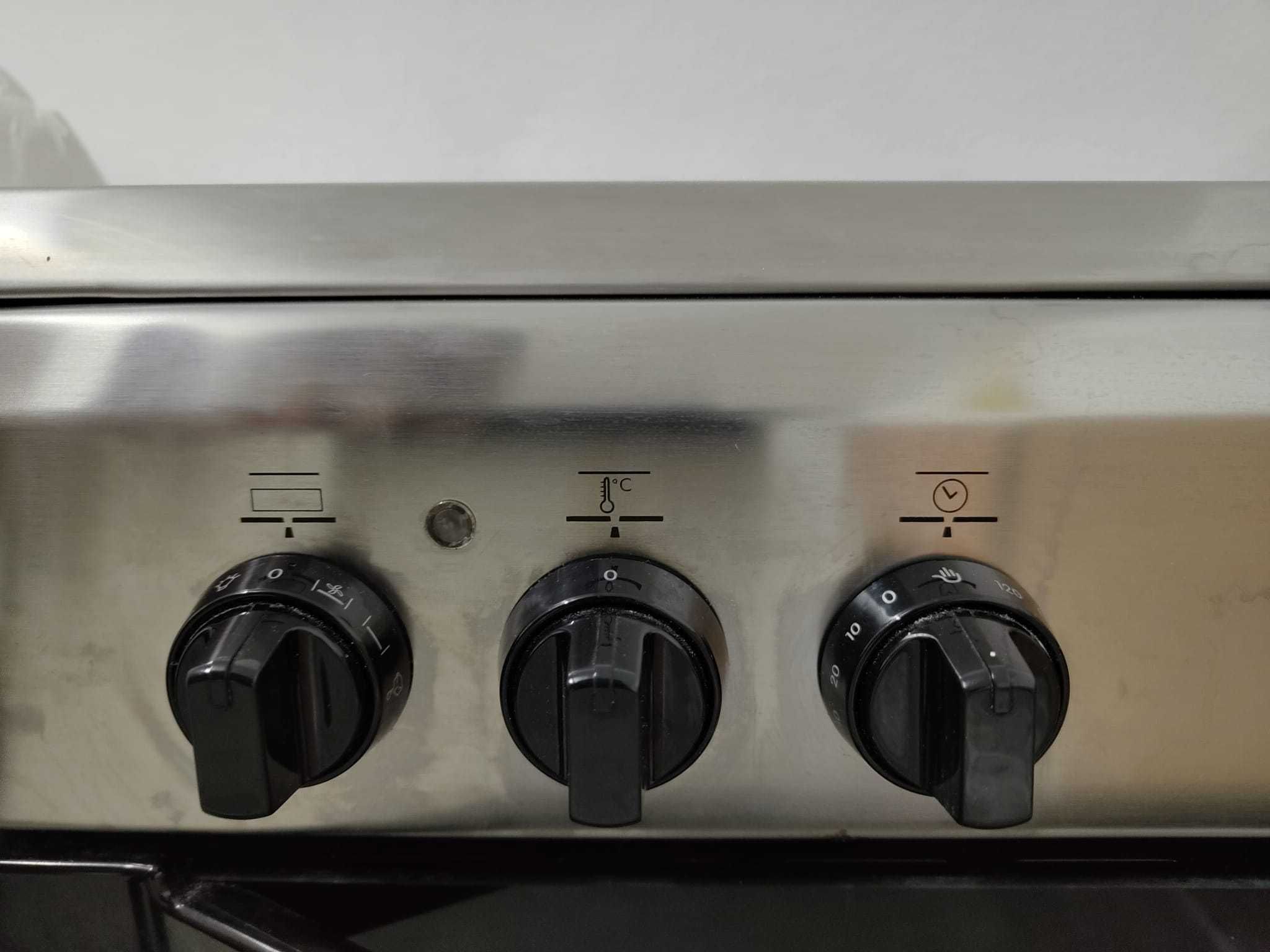 Fogão/forno INDESIT elétrico vitrocerâmica, Classe A, Cor Inox