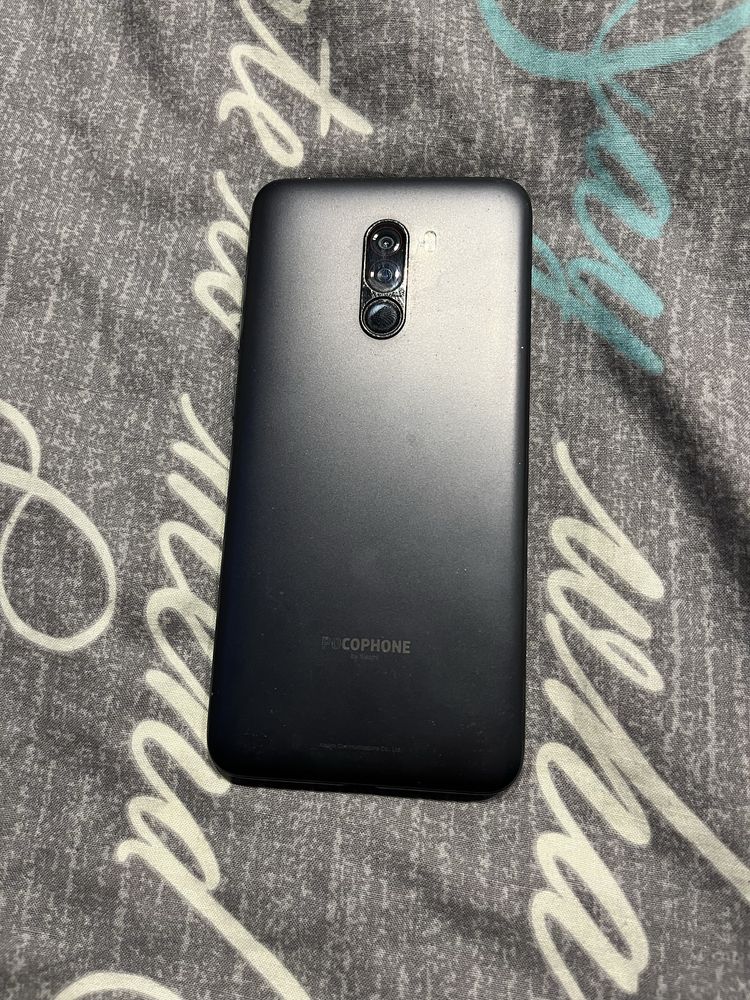 Телефон Pocophone F1