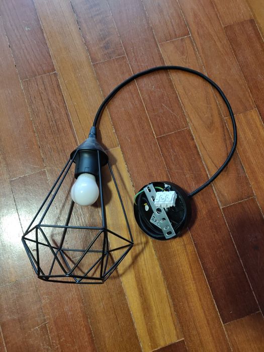 Candeeiro preto vendo