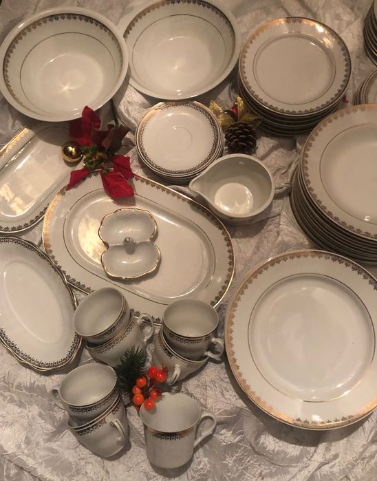 Elegancki serwis obiadowej kawowy na Wigilię