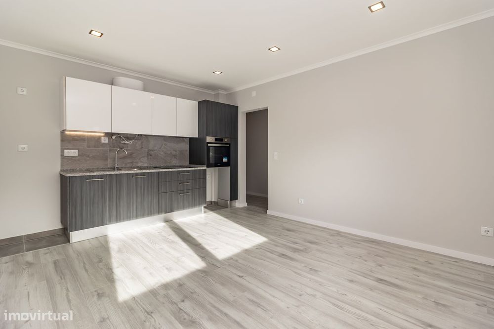 Arrendo Apartamento T2 remodelado- Casal do Marco, P Pires – 825 Eur