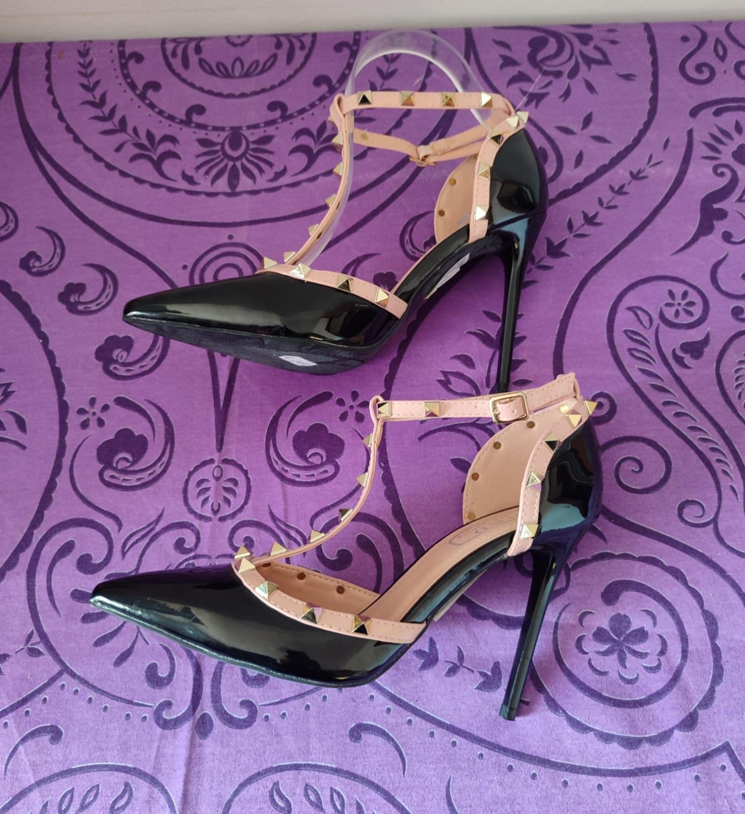 Sapatos H&D preto/rosa 36/37/38/40 e 41 - Novo

- Tamanho 38

Os po