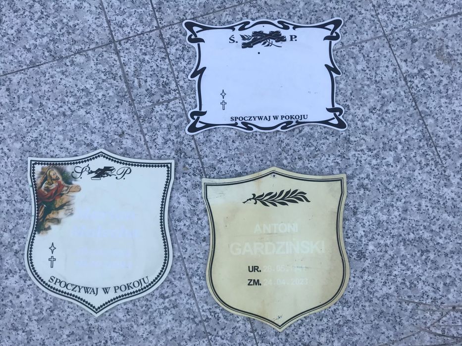 Trzy tabliczki nagrobne cmentarne plastikowe