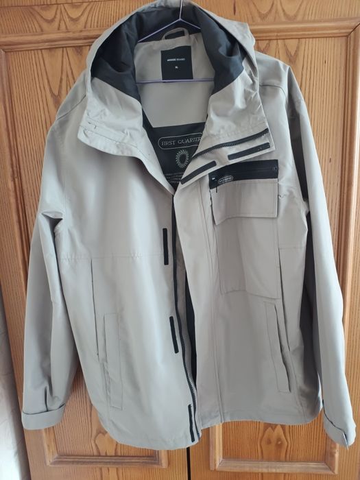 Чоловіча вітрівка у розмірі XL