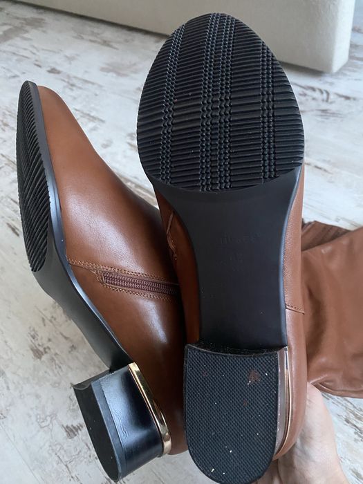 Высокие сапоги на квадратном каблуке