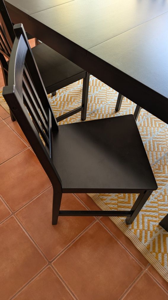 Conjunto de mesa e 6 cadeiras