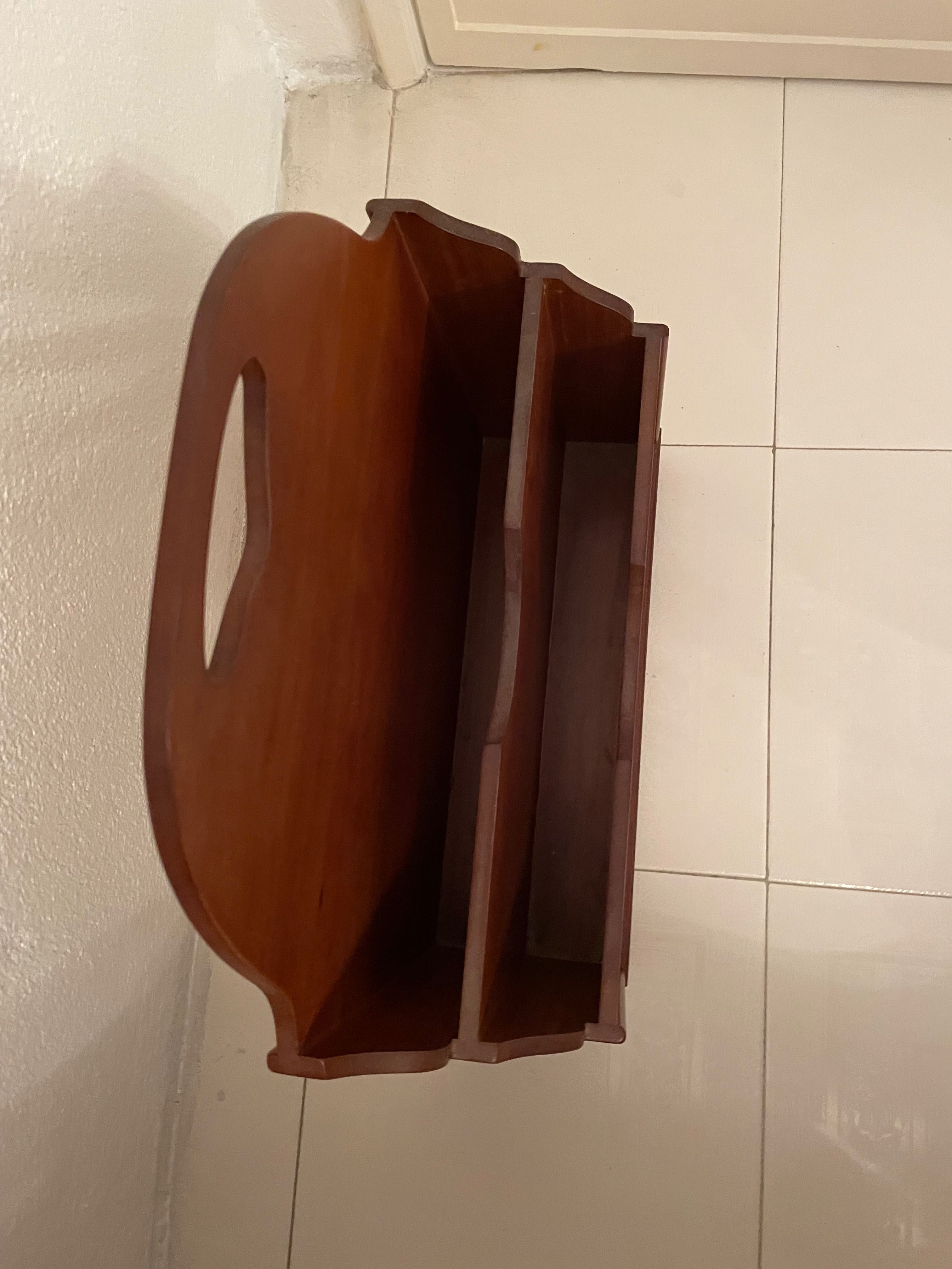 Porta-revistas em madeira com embutido na frente