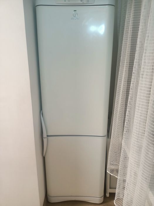 Холодильник Indesit С138G 016, не працює, полки, ящики