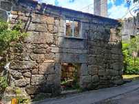 Vendo casa devoluta em centro de vila de azere