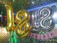 balony z helem 18 stka obciążniki cyferki złote urodziny 18ste