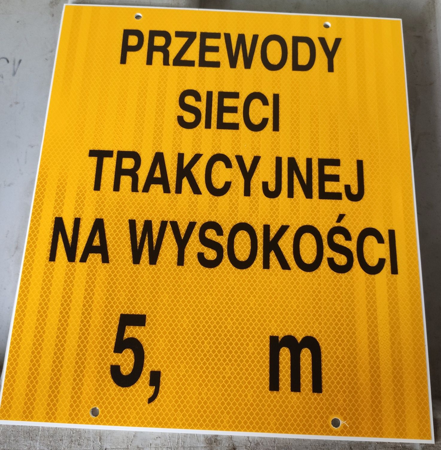 Tablica ostrzegawcza PKP - Przewody sieci trakcyjnej na wysokości 5 m